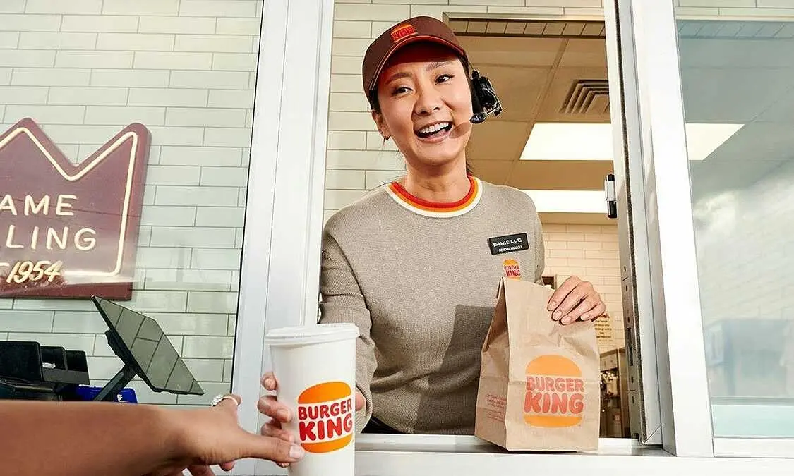 Burger King thử nghiệm tai nghe AI theo dõi nhân viên