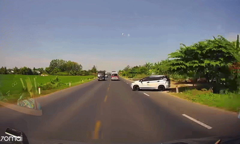 Tránh xe ven đường, ôtô húc mạnh vào xe phía trước